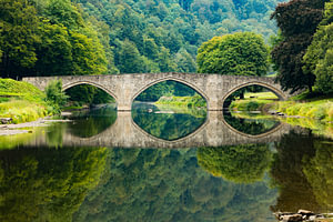 Brücke im Spiegelbild