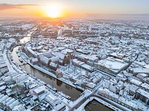 Die verschneite Thorbeckegracht in Zwolle an einem kalten Wintermorgen