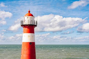 Roestige vuurtoren met uitzicht op de Noordzee van Lisette Rijkers