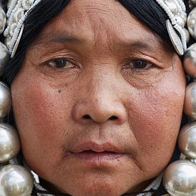 Vrouw poseert voor de foto,  Myanmar. van Jeroen Florijn