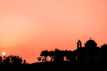 Grieks orthodoxe kerk tijdens de zonsondergang op Kreta van Chantalla Photography