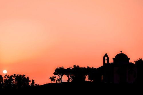 Grieks orthodoxe kerk tijdens de zonsondergang op Kreta
