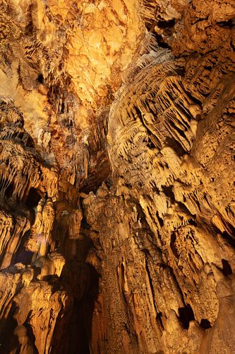 Vranjaca Groyt avec des stalagnites et des stalagtites au centre de la Croatie