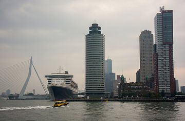Queen Mary 2 afgemeerd en Hotel New York Rotterdam van scheepskijkerhavenfotografie