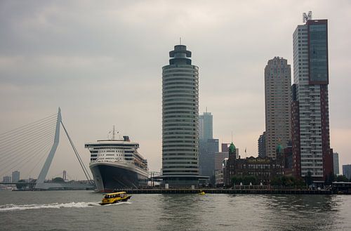 Queen Mary 2 afgemeerd en Hotel New York Rotterdam