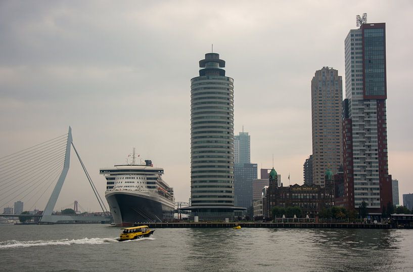 Queen Mary 2 vor Anker und Hotel New York Rotterdam von scheepskijkerhavenfotografie