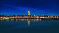 Dunkles Panorama von Deventer während der blauen Stunde mit Reflektion von Bart Ros Miniaturansicht