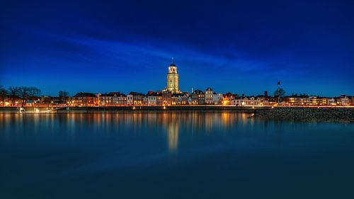 Donkere panorama van Deventer tijdens het het blauwe uur met reflectie