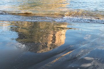 Gouden en lichtblauwe reflecties op het zandstrand 2 van Adriana Mueller