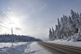 Une route de campagne en hiver sur Claude Laprise