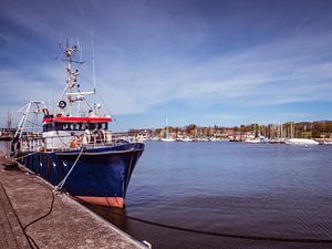 Schiff am Hafen von Rostock an der Ostsee