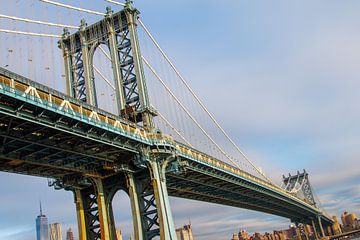 Manhattan bridge in New York in de ochtend van Diewerke Ponsen