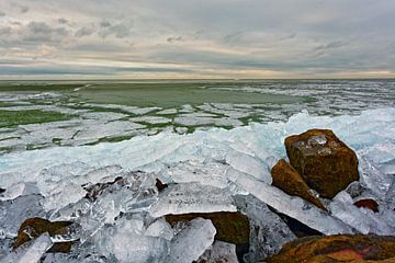 Kruiend ijs IJsselmeer. van Ron Hoefs