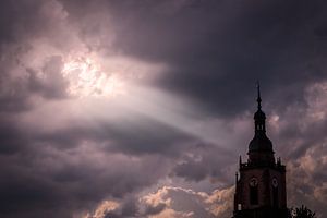 Lichtstrahl auf die Kirche von Eltville, Rheingau sur Christian Müringer