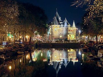 De Waag (Nieuwmarkt Amsterdam) bij nacht van Edwin Butter