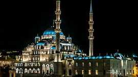 Nachtaufnahme neue Moschee