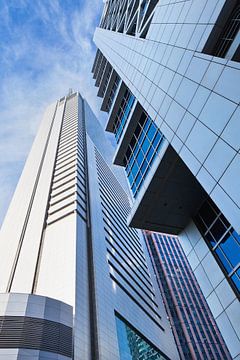 Scharf umrissene moderne Architektur vor blauem Himmel. von Tony Vingerhoets