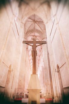 Kruisbeeld bij het altaar van de Batalha-kloosterkerk. Meesterwerk van de gotische architectuur