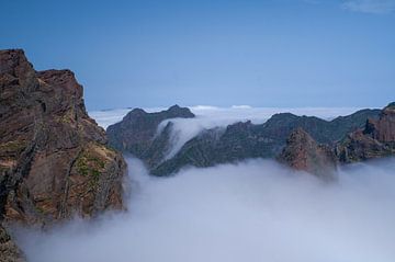 Berglandschap op Madeira boven de passaatwolken van Hans-Heinrich Runge