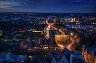 Luchtfoto van de verlichte stad Luebeck, Duitsland in de winter met Holstentor en historische Salzsp van Maren Winter thumbnail