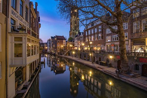 Domtoren en Oudegracht van Utrecht na zonsondergang vanaf de Gaardbrug