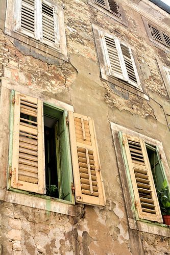 Gevel van een oud huis in de historische idyllische oude stad van Pula