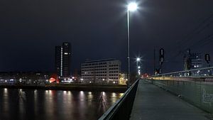 Verbinding bij nacht: De spoorbrug en de stad
