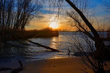 Sunrise at River Beach van Leo Huijzer