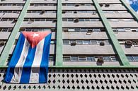 Drapeau cubain sur la façade d'un immeuble de bureaux moderne à La Havane, Cuba par WorldWidePhotoWeb Aperçu