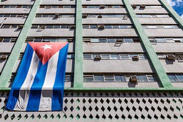 Drapeau cubain sur la façade d'un immeuble de bureaux moderne à La Havane, Cuba sur WorldWidePhotoWeb