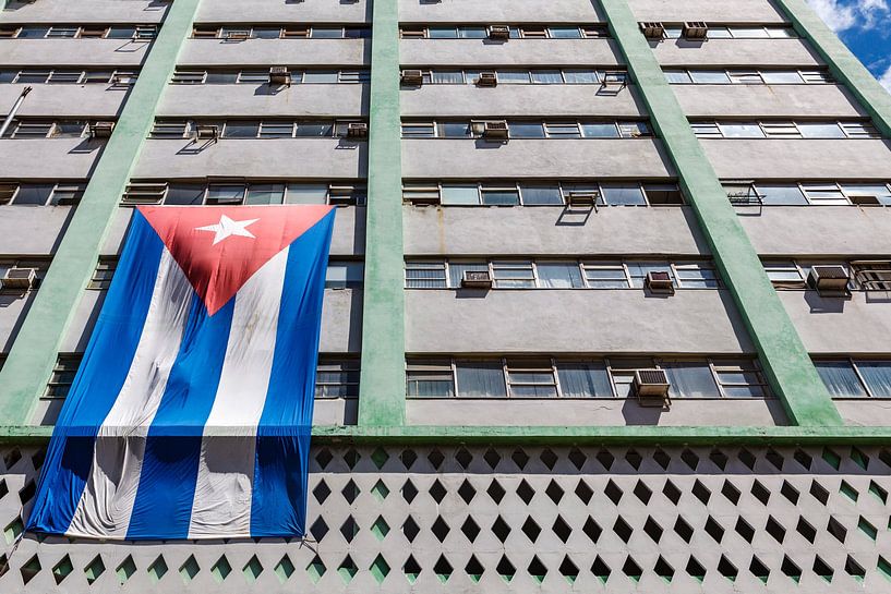 Drapeau cubain sur la façade d'un immeuble de bureaux moderne à La Havane, Cuba par WorldWidePhotoWeb