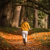 Herfst sfeerbeeld van rennend meisje met vlechtjes in het bos van Mayra Fotografie