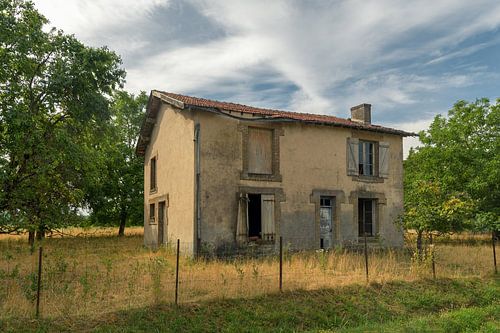 Abandoned house along a French country road