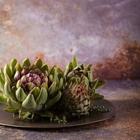 Stilleben, Artischocke (Cynara cardunculus var. scolymus) mit rustikalem Hintergrund