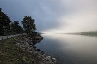 Nebel über einem Fjord in Norwegen