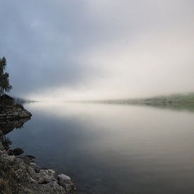 Nebel über einem Fjord in Norwegen von hans scholte