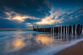 Holländische Wolken und typische Wellenbrecher von Holzpfählen entlang der Küste von Zeeland von gaps photography