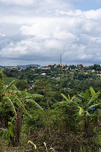 Saen Monourom heuvel onder een stormachtige hemel