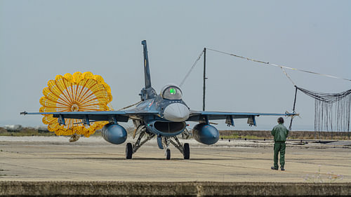 Mitsubishi F-2A de la Force aérienne d'autodéfense japonaise, à l'atterrissage.