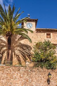 Uhrturm im Dorf Fornalutx, Mallorca