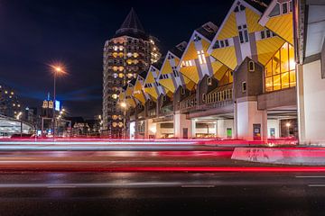 Kubus woningen in Rotterdam Nederland Holland tijdens de nacht van Bart Ros