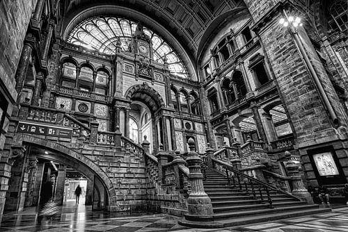 Antwerpen Bahnhof Centraal Eingangshalle Treppe II schwarzweiß