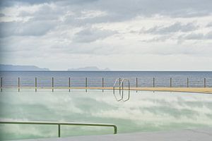Zwembad aan de rand van de Atlantische Oceaan in Madeira