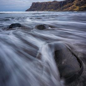 Zonsondergang Talisker Bay Beach, (Isle of Skye, Schotland) van Tomas van der Weijden