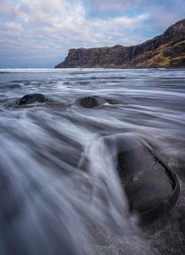 Coucher de soleil sur la plage de Talisker Bay, (Île de Skye, Écosse)