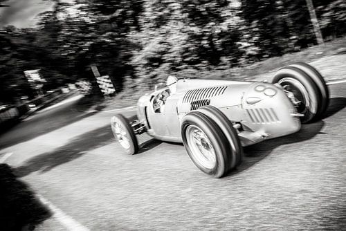 Auto Union Grand Prix Rennwagen Typ C V16 Silberpfeil fährt schnell von Sjoerd van der Wal Fotografie