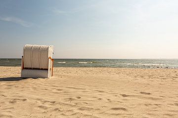 Een strandstoel bij de zee