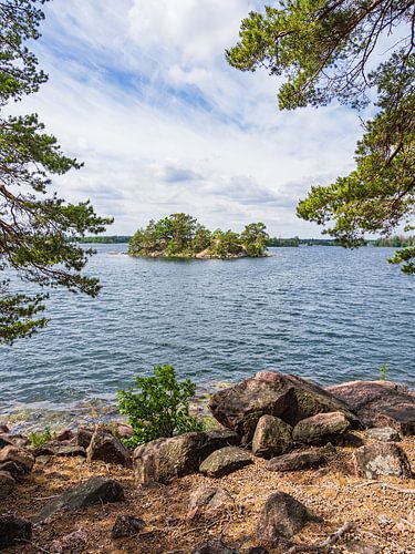 Ostseeküste mit Felsen und Bäumen bei Figeholm in Schweden