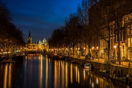 De Waag van Amsterdam tijdens het blauwe uur liggend