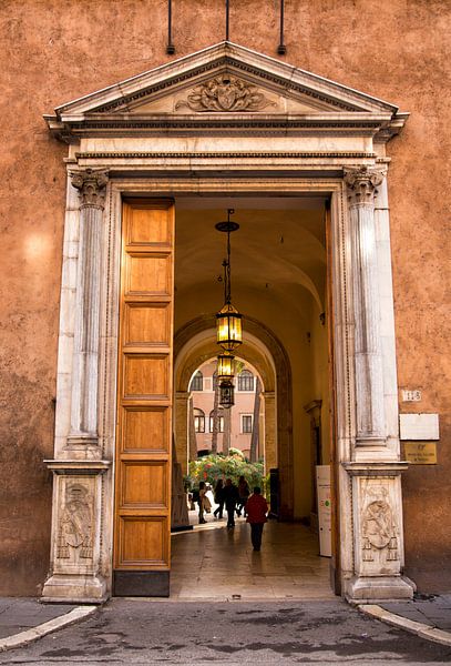 Tür des Museums Palazzo Venezia, Rom, Italien von Sebastian Rollé - travel, nature & landscape photography